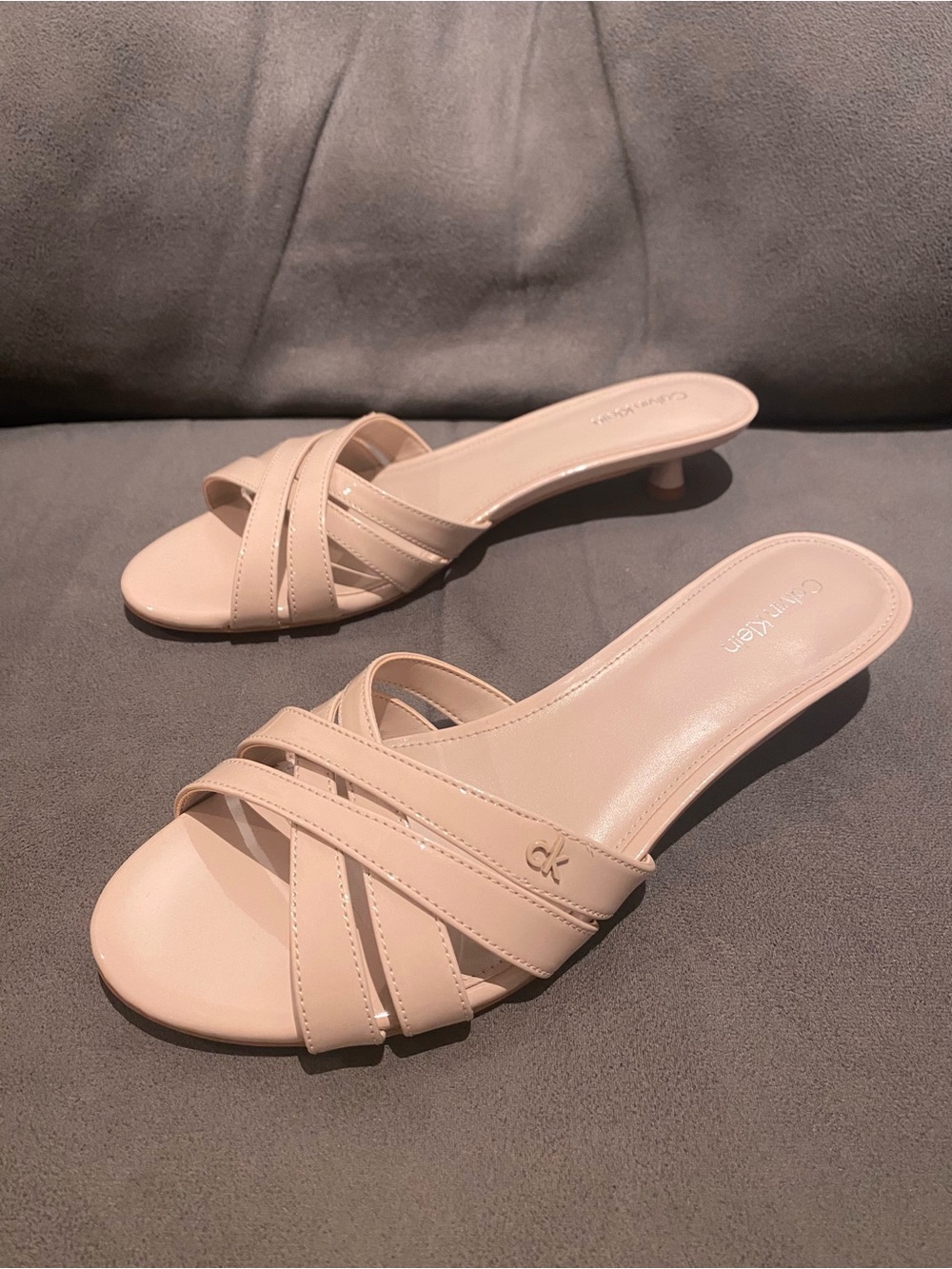 NWOB CALVIN KLEIN Women’s Gabbie Crisscross Kitten Heel Sandals Size 8.5 TAUPE